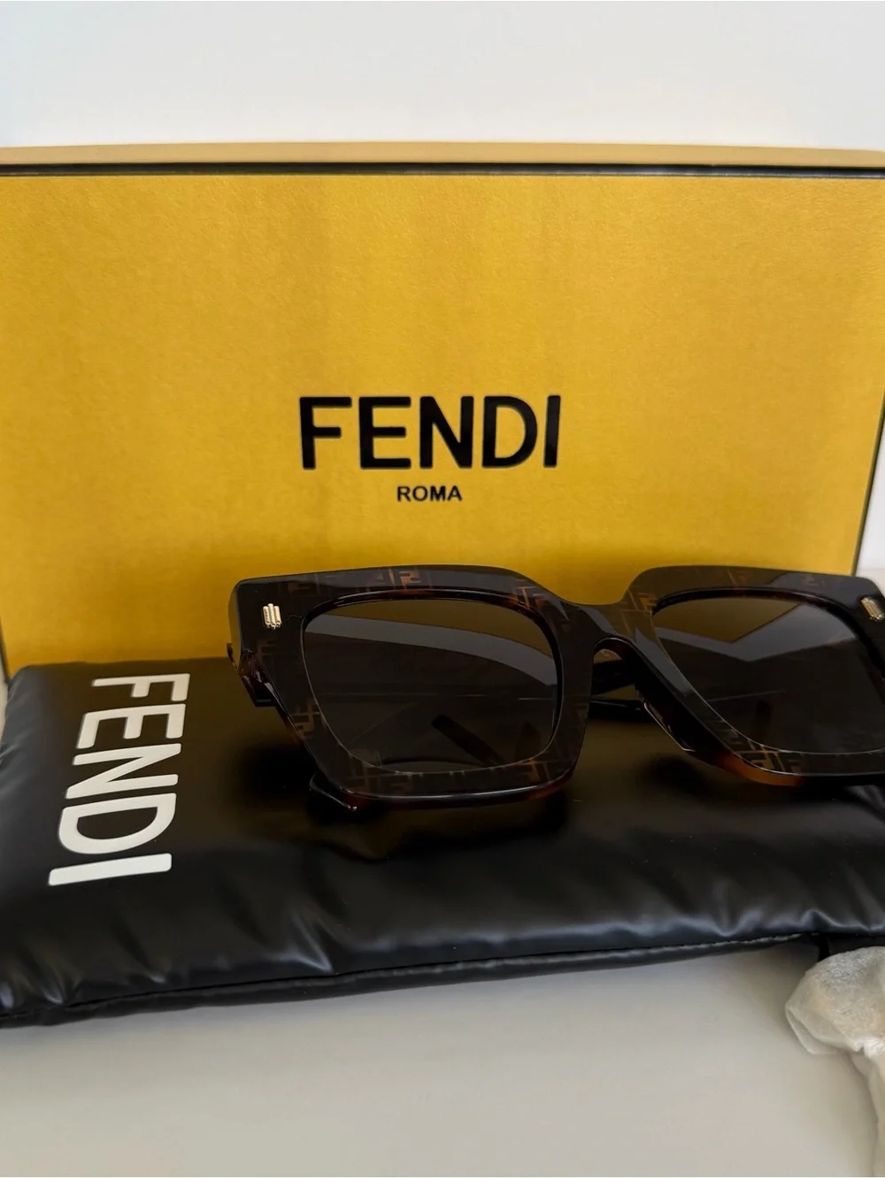 NEW!!! Fendi monogram print oversized sunglasses FE40101F  display picture 1